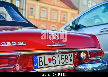 Logo Mercedes Benz su un'auto d'epoca rossa. Mercedes-Benz è un'azienda automobilistica tedesca. Il marchio è utilizzato per automobili di lusso, autobus, pullman e camion. Foto Stock