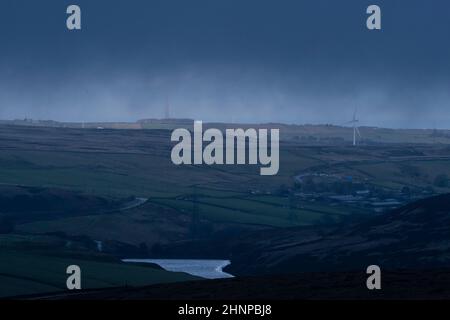 Glossop, Regno Unito, 17th febbraio 2022. Le turbine eoliche sono viste nel Derbyshire come un raro avvertimento di tempo rosso per le parti costiere del Galles del Sud e l'Inghilterra sud-occidentale è emessa dal MET Office prima di quella che potrebbe essere la tempesta peggiore per colpire il Regno Unito in 30 anni. Storm Eunice dovrebbe arrivare alle 5am di venerdì, portando il tempo potenzialmente pericoloso per gran parte del paese, Derbyshire, Regno Unito. Credit: Jon Super/Alamy Live News. Foto Stock