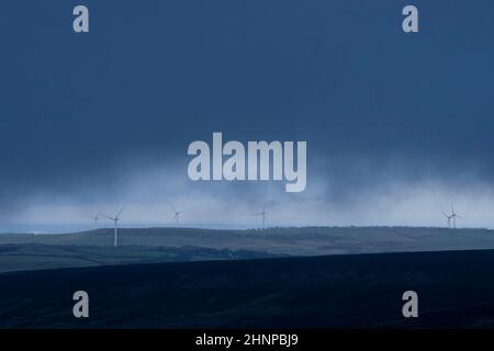 Glossop, Regno Unito, 17th febbraio 2022. Le turbine eoliche sono viste nel Derbyshire come un raro avvertimento di tempo rosso per le parti costiere del Galles del Sud e l'Inghilterra sud-occidentale è emessa dal MET Office prima di quella che potrebbe essere la tempesta peggiore per colpire il Regno Unito in 30 anni. Storm Eunice dovrebbe arrivare alle 5am di venerdì, portando il tempo potenzialmente pericoloso per gran parte del paese, Derbyshire, Regno Unito. Credit: Jon Super/Alamy Live News. Foto Stock