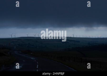 Glossop, Regno Unito, 17th febbraio 2022. Le turbine eoliche sono viste nel Derbyshire come un raro avvertimento di tempo rosso per le parti costiere del Galles del Sud e l'Inghilterra sud-occidentale è emessa dal MET Office prima di quella che potrebbe essere la tempesta peggiore per colpire il Regno Unito in 30 anni. Storm Eunice dovrebbe arrivare alle 5am di venerdì, portando il tempo potenzialmente pericoloso per gran parte del paese, Derbyshire, Regno Unito. Credit: Jon Super/Alamy Live News. Foto Stock