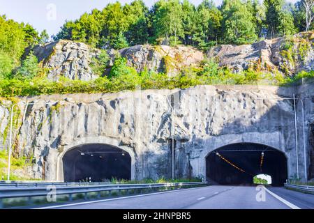 In auto attraverso la Svezia verso il tunnel in estate. Foto Stock