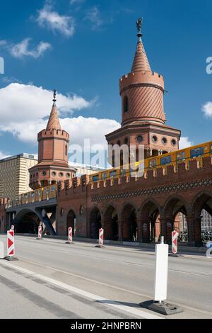 Oberbaumbruecke a Berlino, l'ex confine tra Berlino Est e Berlino Ovest Foto Stock