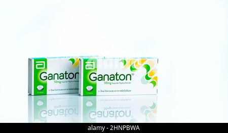 CHONBURI, THAILANDIA-22 NOVEMBRE 2021 : Ganaton prodotto da Abbott Laboratories. Ganaton compresse in confezione di carta su sfondo bianco. Itopride prescritto per dispepsia non ulcera e gastroparesi Foto Stock