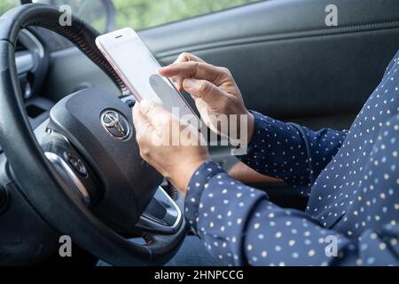 Bangkok, Thailandia, 1 luglio 2021 tenere iPhone in toyota sienta auto per comunicare con la famiglia e gli amici. Foto Stock