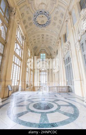 La più bella sala barocca d'Europa situata a Palazzo Madama, Torino. Interni con marmi di lusso, finestre e corridoi. Foto Stock