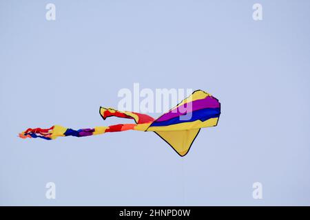Un kite stunt colorato, aquilone con le code colorate nel cielo. Foto Stock