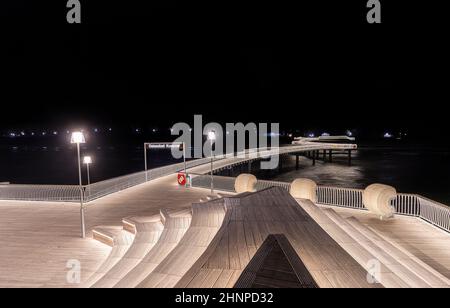 Mar Baltico, bellissimo molo Koserow resort sul mare isola di Usedom di notte Foto Stock