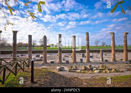 Antiche colonne romane e manufatti nella città di Aquileia, Friuli Venezia Giulia Foto Stock