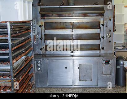 Vista dettagliata di un forno industriale in una panetteria. Foto Stock