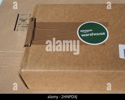 Warehouse offre grandi offerte su prodotti usati di qualità usati in  scatola aperta o usati Foto stock - Alamy