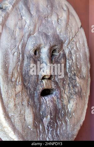 Bocca della verità, grande maschera marmorea, che si trova nel portico della Chiesa di Santa Maria in Cosmedin, Roma, Italia Foto Stock