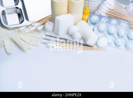 Kit di medicazione per la cura delle ferite. Fornitura medica per il diabete, la cura chirurgica e le ferite accidentali. Apparecchiatura medica per infermiere. Pinzette, bastone di cotone, conformi Foto Stock