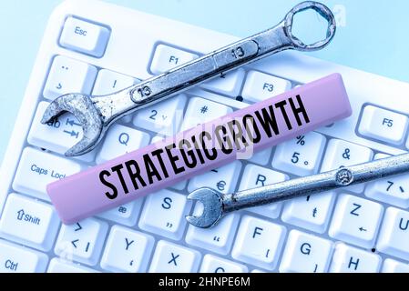 Visualizzazione concettuale crescita strategica. Internet Concept creare un piano o un programma per aumentare le scorte o migliorare la creazione di una nuova guida alla programmazione, digitando i codici sorgente del programma Foto Stock