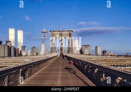 ponte di brooklyn a New York con torri gemelle sullo sfondo Foto Stock