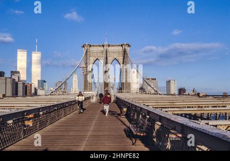 ponte di brooklyn a New York con torri gemelle sullo sfondo Foto Stock