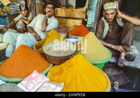 Uomini che vendono spezie al mercato di Peshawar Foto Stock