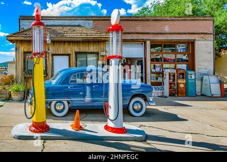 Vecchia stazione di rifornimento retrò in Williams con auto da collezione Foto Stock