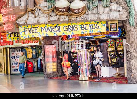 Le ragazze del bar provano ad ottenere i turisti dall'animazione nel casino in Fremont Street Experience Foto Stock