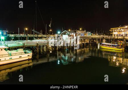 Vista al molo con la stazione di Whale Watch Center di Monterey di notte. Foto Stock