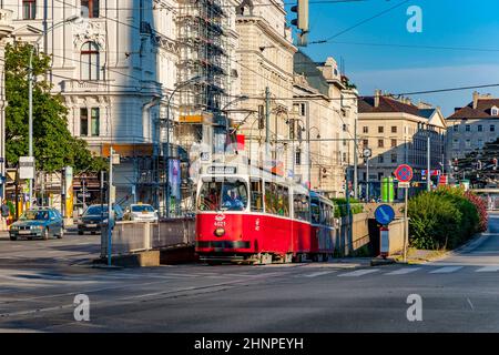 vintage tram per Grinzing a Vienna in movimento Foto Stock