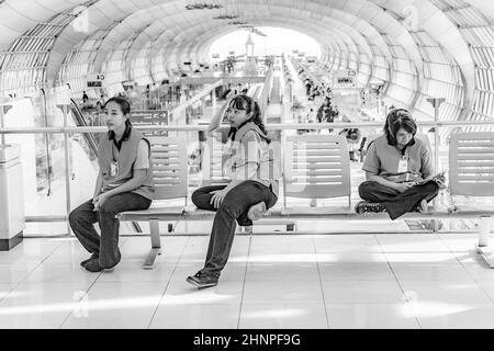 Le donne della società di pulizia al nuovo aeroporto Suvarnabhumi hanno un riposo Foto Stock