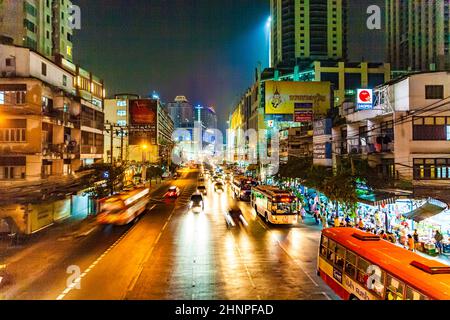 Vista sullo skyline di Bangkok con la strada principale di sukhumvit di notte che mostra blocchi di uffici e auto sfocate di notte Foto Stock