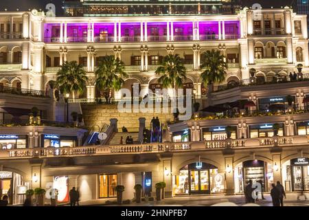 La gente visita Tsim Sha Tsui, un complesso storico, hotel e shopping del 1881 Foto Stock