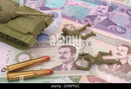 Valuta dall'Iraq con tre proiettili, primo piano Foto Stock