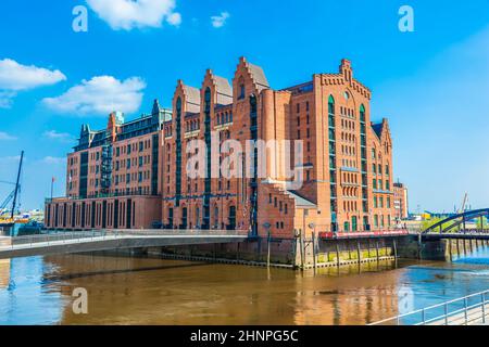 La famosa vecchia Speicherstadt di Amburgo con il museo marittimo internazionale, un antico edificio in mattoni Foto Stock