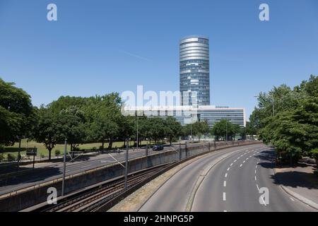 Triangolo Koeln, edificio famoso vicino a Köln Messe-Deutz (fiera di Colonia) Foto Stock