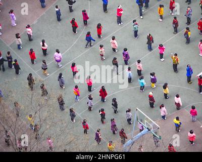 La gente esegue Taiji Quan la mattina a Shanghai, Cina. Shadow boxing è un tradizionale cinese e si accorda con la struttura del corpo umano e la legge della natura. Foto Stock