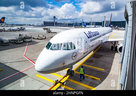 Airbus A321-200 pronto per tornare al grembiule di Francoforte Foto Stock