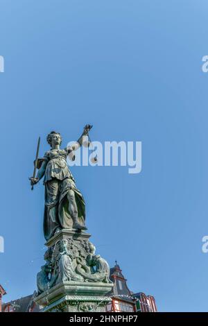 Statua della Giustizia di Lady a Francoforte, Germania Foto Stock