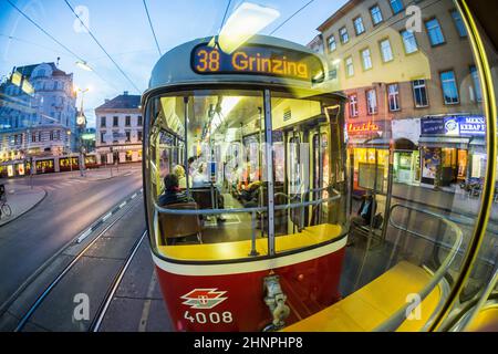 Tram vecchio stile con un giro notturno Foto Stock