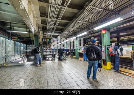 La gente aspetta al centro metropolitana Barclays di New York Foto Stock