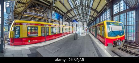 La gente si affrettano alla stazione centrale della s-Bahn di Friedrichstrasse Foto Stock