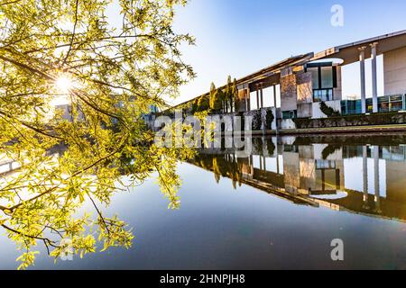 L'edificio della cancelleria tedesca al fiume Sprea con riflessi al mattino presto Foto Stock