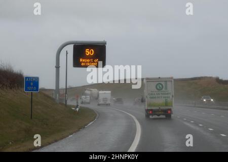 Segnalazione di incidente 50mph segnale a messaggio variabile sull'autostrada A1(M) - Regno Unito Foto Stock