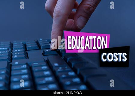 Segno di testo che mostra i costi di formazione, parola per gli importi pagati per le tasse di istruzione e altre spese relative mani che indicano premendo i tasti della tastiera del calcolatore Ty Foto Stock