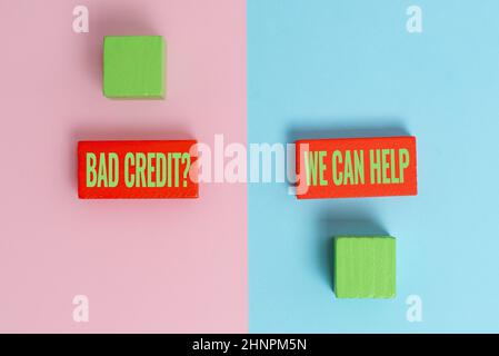 Visualizzazione concettuale Bad Credit Question possiamo aiutare, Business Approach offrendo aiuto dopo aver corso per il prestito poi rifiutato due oggetti disposti di fronte INW Foto Stock