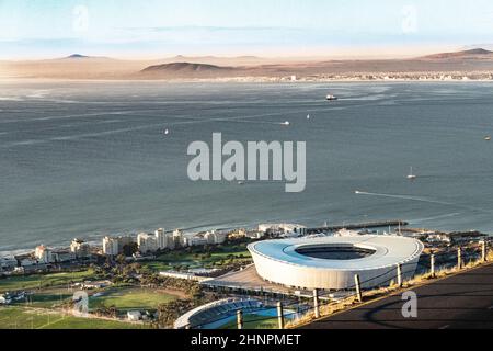 Arial vista dello stadio di calcio Green Point a Città del Capo con l'oceano dietro di esso Foto Stock