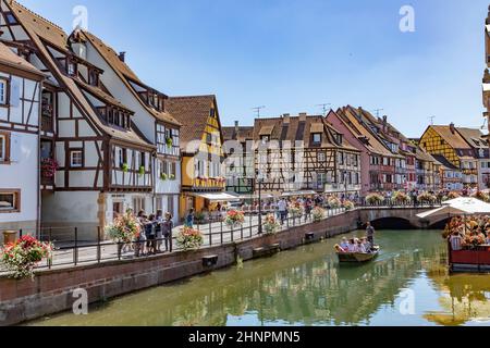 Edifici tradizionali nella piccola Venezia nel centro storico di Colmar Foto Stock