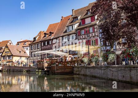 Edifici tradizionali nella piccola Venezia nel centro storico di Colmar Foto Stock