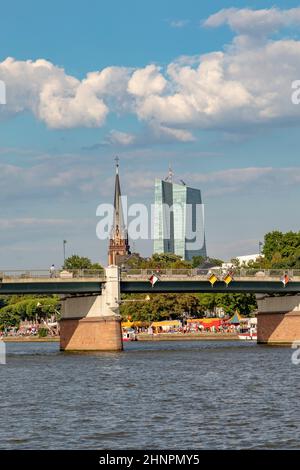 Anorama con il fiume meno della zona museo di Schaumainkai a Sachsenhausen con nuovo edificio della banca centrale europea Foto Stock