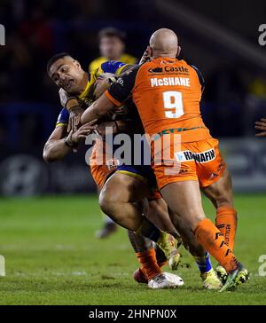 Warrington Wolves Peter Mataa'utia viene affrontato da Castleford Tigers Paul McShane durante la partita della Betfred Super League all'Halliwell Jones Stadium di Warrington. Data immagine: Giovedì 17 febbraio 2022. Foto Stock