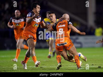 Warrington Wolves Peter Mataa'utia viene affrontato da Castleford Tigers Paul McShane durante la partita della Betfred Super League all'Halliwell Jones Stadium di Warrington. Data immagine: Giovedì 17 febbraio 2022. Foto Stock