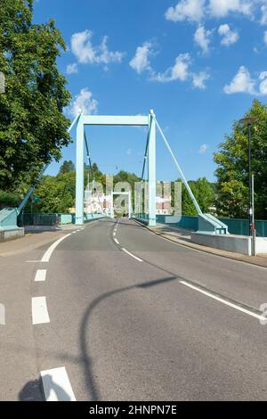 Ammira il ponte sul fiume Saar nel comune di Mettlach Foto Stock