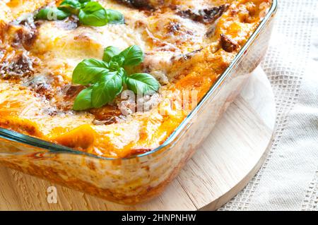 Fresca di lasagne al forno con basilico fresco sulla parte superiore Foto Stock