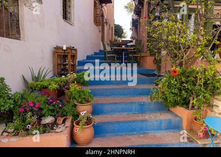 Piccola strada stretta con scale blu nel centro storico di Rethymnon, isola di Creta, Grecia Foto Stock
