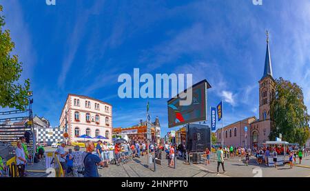 Rally WM a Sankt Wendel nel Saarland, Germania. Al primo giorno l'autista presenta le loro auto nel centro di Sankt Wendel. Foto Stock